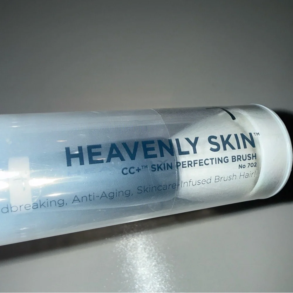 IT Cosmetics Heavenly Skin CC+ Brush - Picture 2 of 2